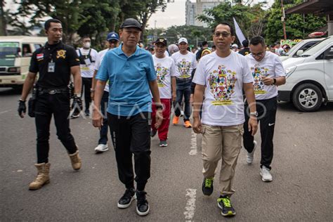 Jalan Sehat Hut Pt Bank Mandiri Taspen Antara Foto