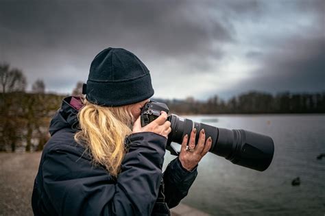 Reflex O De Uma Mulher Fotografando Em Um Lago Foto Premium