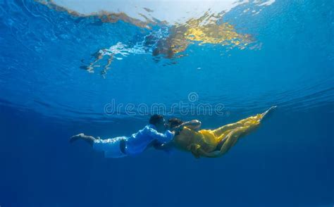 Paare Die Unter Wasser Schwimmen Stockbild Bild Von Sturzflug Liebe 67413815