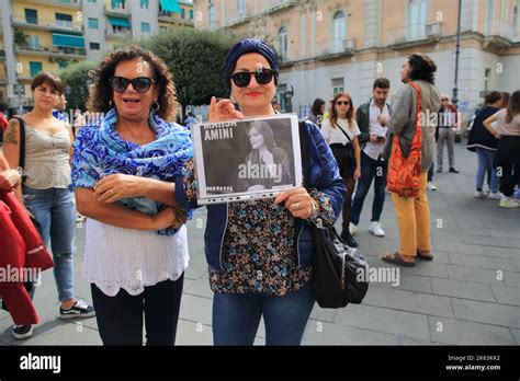 Gruppo Di Donne Che Protestano Contro La Repressione Del Regime