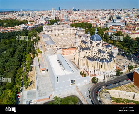 La Catedral De La Almudena Y El Palacio Real De Madrid Vista