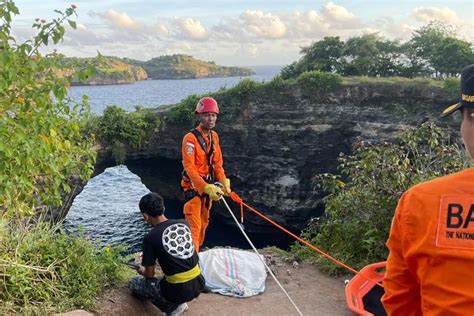 Foto Selfie Di Pantai Broken Beach Nusa Penida Wisatawan India Tewas