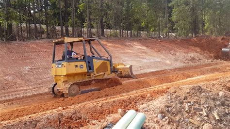 John Deere 550j Lt Dozer Grading A Slope Youtube