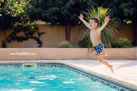 Séance photo famille au bord de la piscine Photographe bébé et enfant