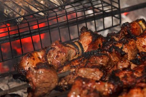 Carne Jugosa Frita Y Pescados Del Bbq En Una Parrilla En Un Fuego Que