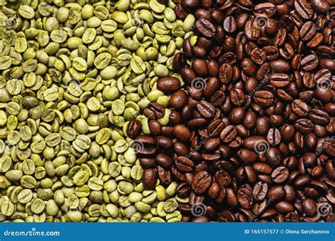 Cercano A Los Granos De Café Sin Tostar Y Tostados Imagen De Archivo