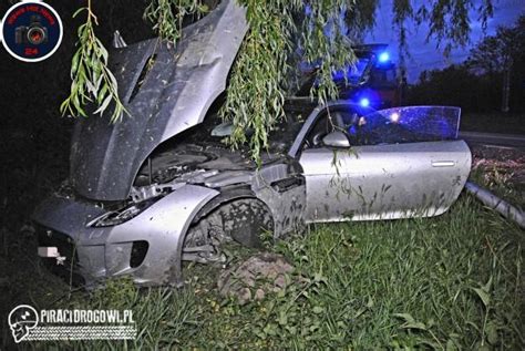 Wypadek Jaguara W Warszawie Samoch D Ci Latarni I Uderzy W Drzewo