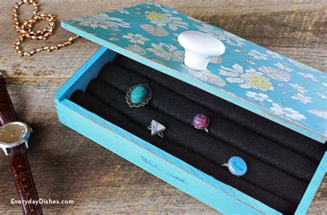 How to make a DIY jewelry box - Everyday Dishes & DIY