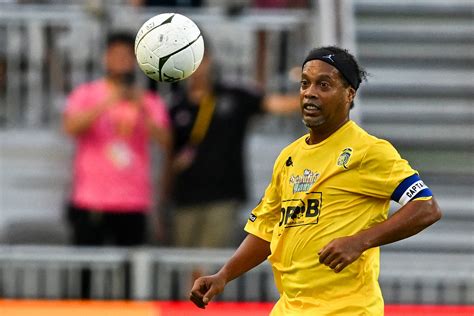 Ronaldinho Ga Cho A Trajet Ria De Um Bruxo Que Encantou O Brasil E O