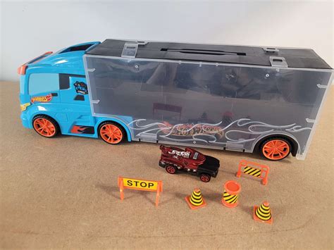 OUTLET Hot Wheels Transporter Na Aut Auto I Znaki Drogowe WADLIWY Humbi Pl