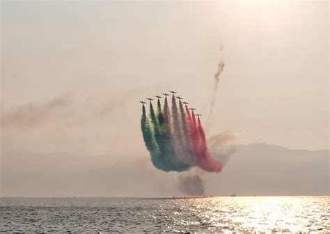 A Reggio Calabria Lo Straordinario Spettacolo Delle Frecce Tricolori