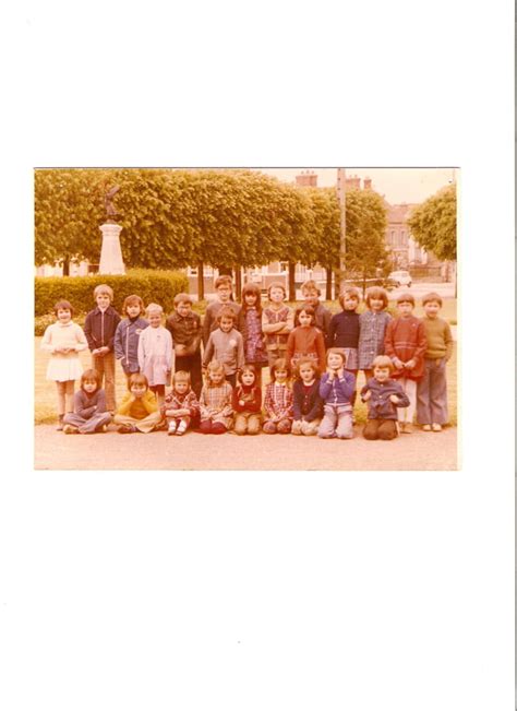 Photo De Classe Cp Ou Ce1 De 1970 Ecole à Coté De Léglise Et De La