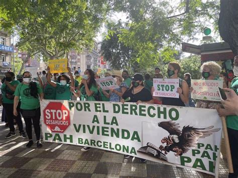 Unas 300 Personas Se Concentran En Sants Barcelona Por El Suicida Que