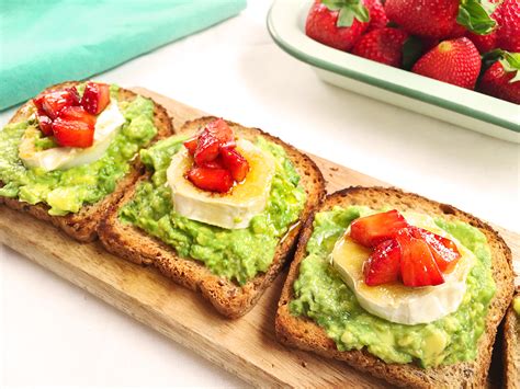 Tostas De Queso Rulo De Cabra Aguacate Y Fresas La Cocina De