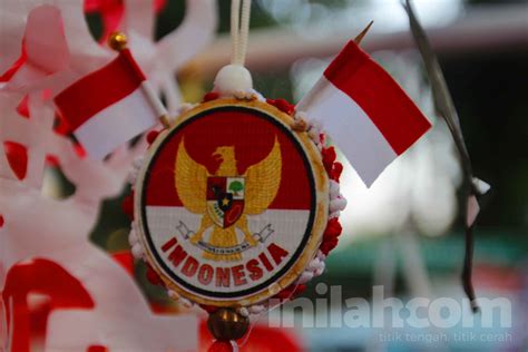 Foto Penjual Bendera Musiman Raup Untung Jelang Hut Kemerdekaan