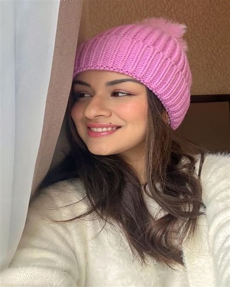 Avneet Kaur Is Seen Posing With Different Face Expressions In London लंदन में वेकेशन एंजॉय