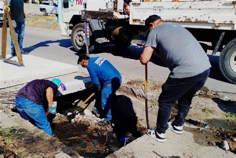 Colocación de nuevas tapas en los pluviales de Trelew Municipalidad