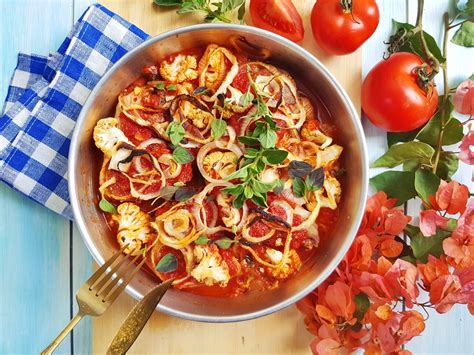 Мясо индейки в духовке. С томатами, цветной капустой и луком