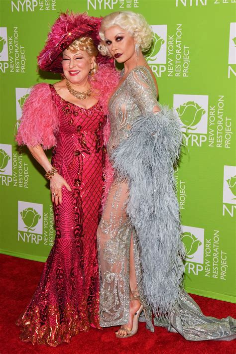 Bette Midler Bette Midlers Annual Hulaween Benefit 2019 • Celebmafia