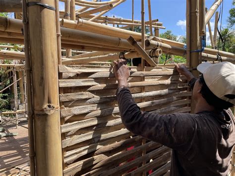 Weaving The Wall Frame Using Bamboo Splits Bamboo U