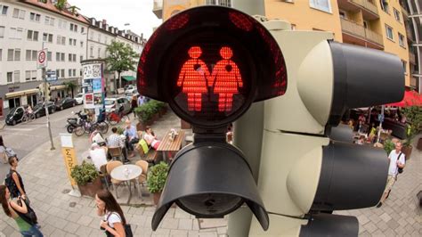 Munich Introduces Same Sex Pedestrian Traffic Signals Cnn