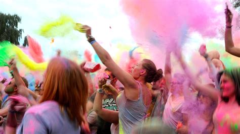 Fotos Jovens brincam pó colorido durante festival das cores na