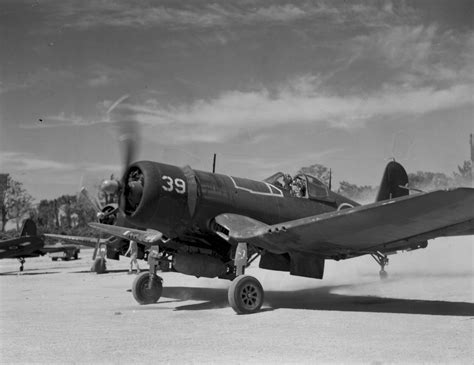 Asisbiz Vought F U D Corsair Rnzaf Servicing Unit White Taxiing