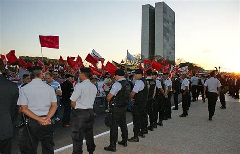 G1 Protesto De Servidores Federais Interdita Esplanada Dos