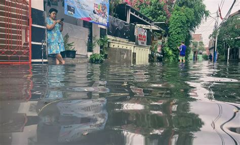 Banjir Hingga 1 Meter Rendam Permukiman Warga Kelurahan Rawajati Jakarta