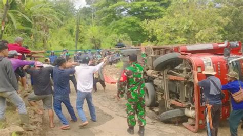 Truk Ekspedisi Bermuatan Barang Campuran Terbalik Picu Kemacetan