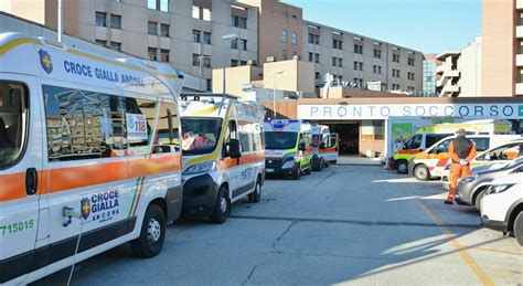 Ricoveri Sotto Quota E Chiudono I Primi Reparti Covid Le Ambulanza