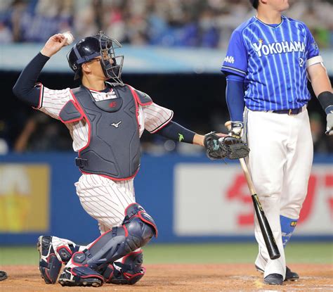 【ヤクルト】嶋基宏最後は空振り三振、9回にはマスクかぶる マー君田中将大も駆けつけた プロ野球写真ニュース 日刊スポーツ