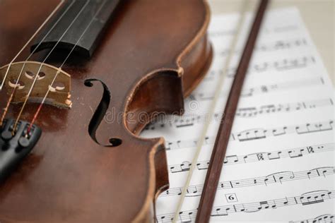 Violino E Curva Que Colocam Em Notas Musicais Foto De Stock Imagem De