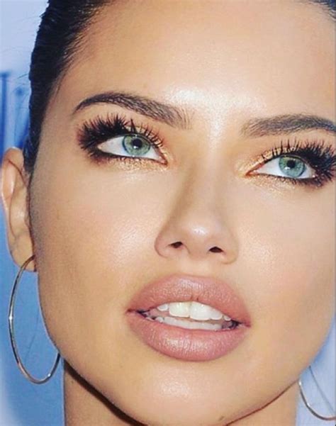 Pin De Tina Menon Em Adriana Lima Ideias De Maquiagem Maquiagem