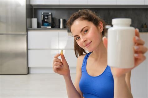 Feche O Retrato De Uma Jovem Instrutora De Fitness Mostrando Uma