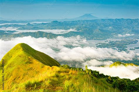 Plano General Del Hermoso Paisaje Del Cerro Eramon Ubicado En El