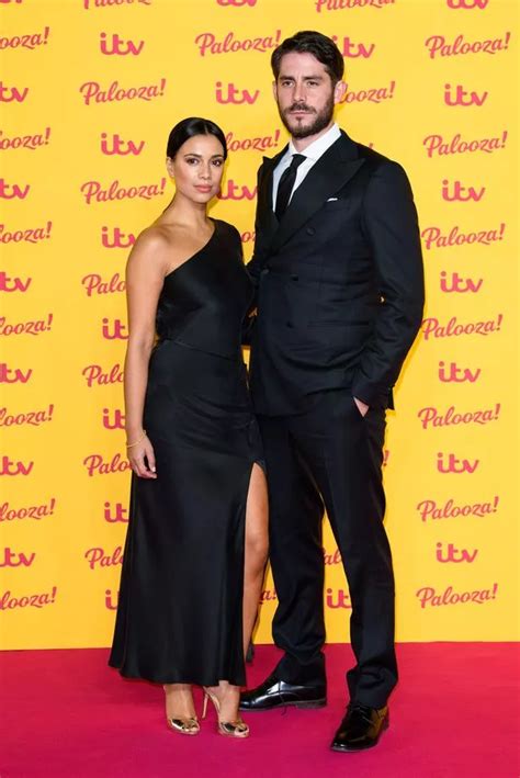 Emmerdales Fiona Wade Announces Engagement To Co Star Simon Cotton As