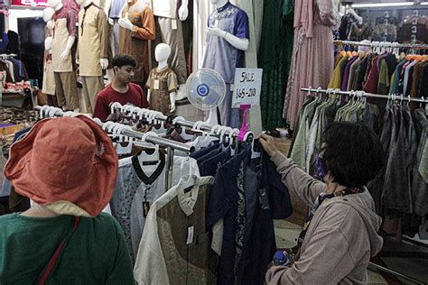 Bulan Ramadhan Penjualan Busana Muslim Meningkat Di Pasar Tanah Abang