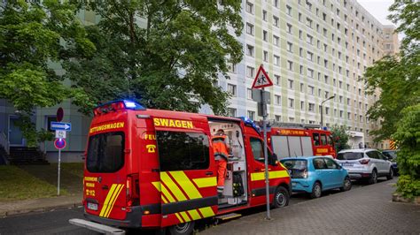 Feuerwehr löscht Wohnungsbrand in Weimar Fotos