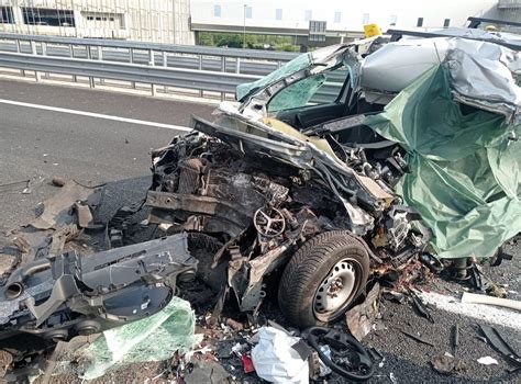 Incidente Sulla Milano Venezia Auto Si Schianta Contro Un Tir Muore Un