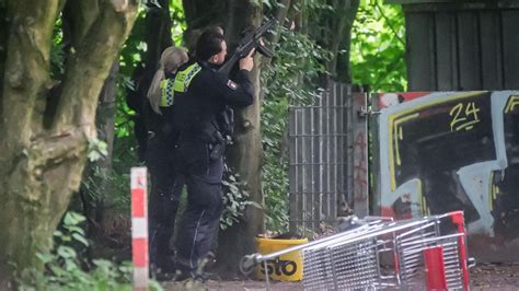 Polizei Hamburg Schüsse vom Balkon SEK stürmt Wohnung in Bahrenfeld