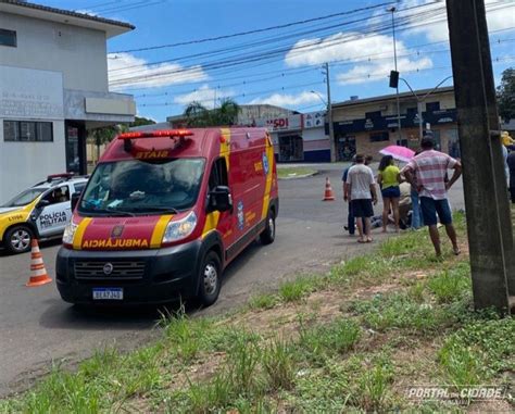 Colisão entre carro e moto na Avenida Heitor Furtado deixa duas pessoas