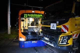 Lkw kollidiert mit Heidelberger Straßenbahn