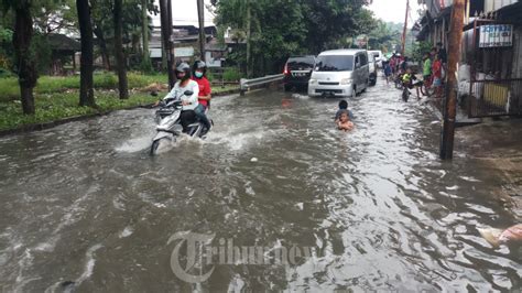 Genangan Air Hujan Akibat Drainase Mampet Di Tangerang Foto 1 1906286