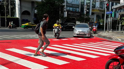 Thailand Guna Lintasan Pejalan Kaki Latar Merah
