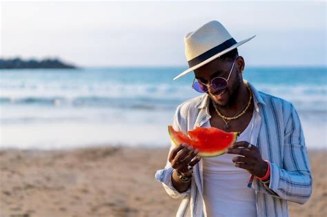 Retrato De Un Hombre De Etnia Negra Disfruta De Las Vacaciones De