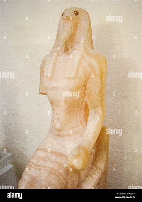 Egipto Alejandría El Museo Grecorromano La Estatua De La Diosa Ouadjyt Con Una Cabeza De