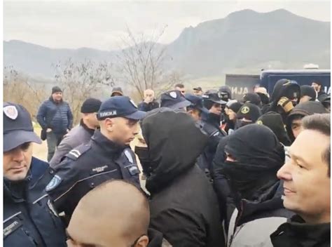 Mblidhen protestuesit afër Jarinjës Raportohet se po mbajnë pankarta