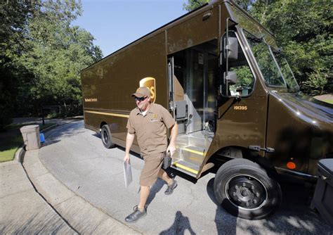 UPS Hiring 100 000 Seasonal Workers Ahead Of Holiday Shipping Season