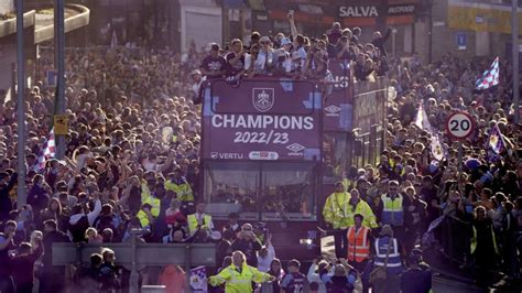 Tens Of Thousands Celebrate Burnleys Championship Title Win Bbc News